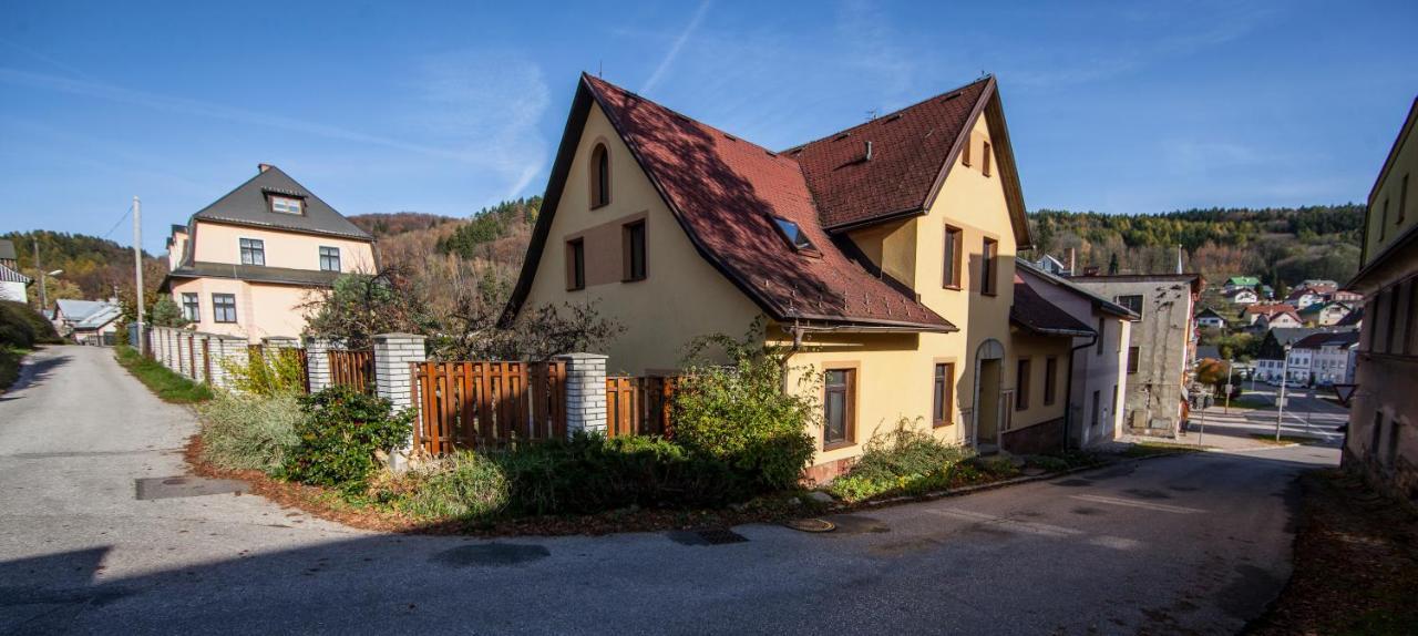 Vegzion - Vegan B&B Svoboda nad Upou Bagian luar foto